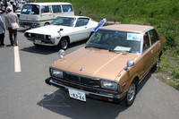 残存数から考えれば、いまや相当な希少車である1970年代の日産車が2台並んでいた。79年の初代「スタンザ」（右）と77年の2代目「シルビア」（左）。しかも2台ともワンオーナー車というから、脱帽するしかない。ちなみに奥に見えるワンボックスは初代「キャラバン」。