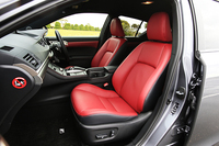 テスト車に装備されていた“Fスポーツ”専用の本革シート。前席にシートヒーターが装備されるほか、運転席にはポジションメモリー機能も備わっている。
    