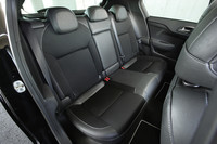 リアシートは、6:4の分割可倒式。