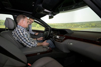 運転席の眺めは実車と同じ。操作系の重さなども、やはり実車同様に味付けされている。バックミラーには鏡の代わりにTFTモニターが組み込まれており、やはり実際に後方の景色が映っているかのような画を映し出す。