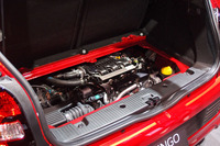 0.9リッター直3ターボをリアに搭載する。