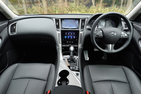 正面から見た、室内前面。センターコンソールには、上下2段の大型液晶画面がレイアウトされる。
    