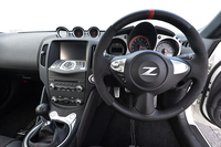 本革とアルカンターラが巻かれたステアリングホイールには、赤いステッチとセンターマークが配される。