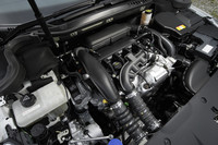 1.6リッター直噴ターボエンジンと6段ATの組み合わせは、「308」や「RCZ」といった現行プジョー車と共通。10・15モード燃費は10.8km/リッターと、従来型より約15％も向上している。