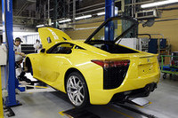 好評連載「福野礼一郎 クルマはかくして作られる」今月から美しいサウンドを放つ珠玉のV10ユニットの生産工程を紹介。