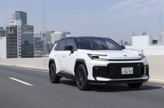 さすがは世界に誇るTOYOTAのベストセラー。プラグインハイブリッドの「RAV4 GRスポーツ」を試す。