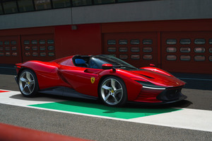 フェラーリが12気筒ミドシップの限定タルガトップモデル「デイトナSP3」を世界初公開