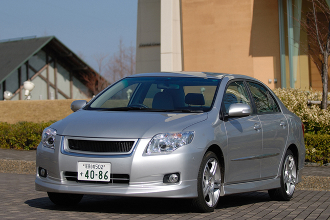 【スペック】全長×全幅×全高＝4410×1695×1440mm／ホイールベース＝2600mm／車重＝1190kg／駆動方式＝FF／1.8リッター直4DOHC16バルブ（136ps/6000rpm、17.9kgm/4400rpm）／価格＝212万7300円（テスト車＝237万7200円／フロントスポイラー＆サイドスカート＆リアスカート＝13万2300円／フロントグリル＝3万3600円／リアルーフスポイラー＝4万4100円／サイドモール＝3万990円）