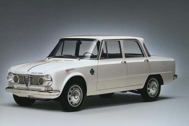 1963年に登場した「ジュリアTIスーパー」。TIより100kg軽量化されたボディーに、2基のウェバー・ツインチョークキャブレターを備え112psを発生するエンジンを搭載。内側のヘッドライトの代わりに張られたメッシュが外観上の特徴で、生産台数はおよそ500台。