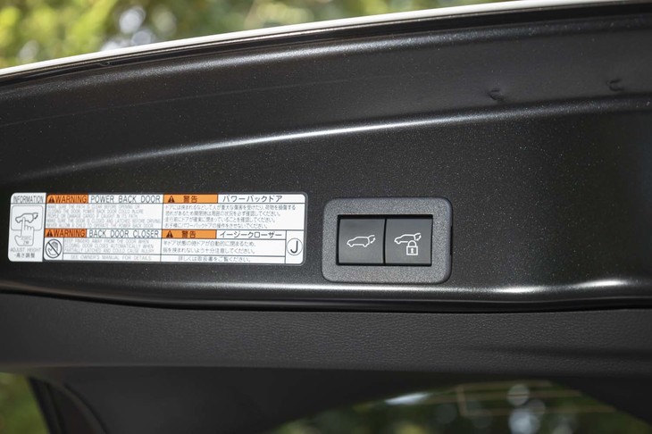 電動式のバックドアには、はさみ込み防止機能と停止位置メモリー機能、予約ロック機能が付く。7万7000円のオプションである（写真は操作スイッチ）。