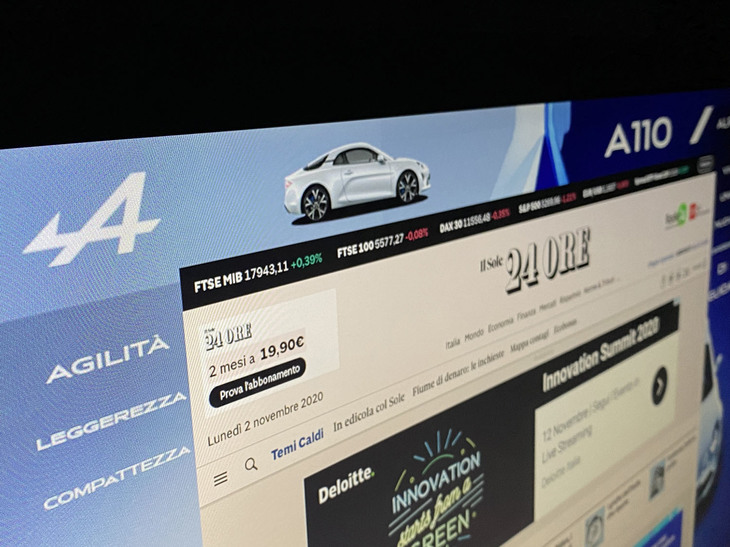 2020年11月初旬、アルピーヌの広告がイタリアの経済新聞の電子版に現れるようになった。