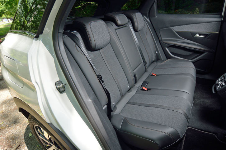 後席には6：4分割可倒機構が備わる。背もたれを前に倒すと、それに連動して座面が沈み込むため、フロアがフラットな荷室を作れる。