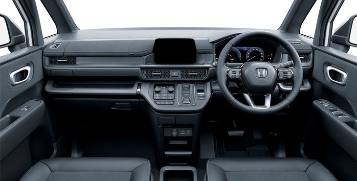 各部にスエード調表皮のソフトパッドが施されたインテリア。