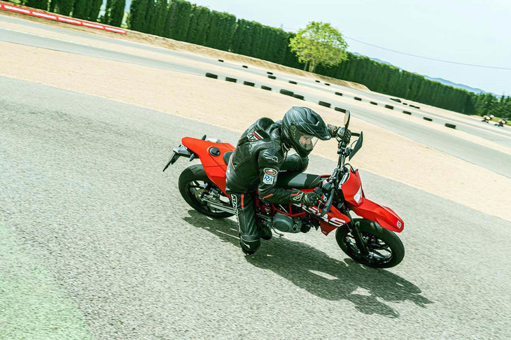 「SM700」の走行モードは2種類。ABSやトラクションコントロールを有効にさせつつバランスよくパフォーマンスを引き出すモード1（ストリートモード）と、よりアグレッシブなアクセルレスポンスが得られるモード2（スーパーモトモード）が選べる。