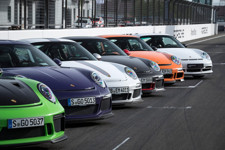 初の「911 GT3 RS」は2003年に登場し、モデルチェンジが行われるたびに進化してきた。新型は6世代目となる。