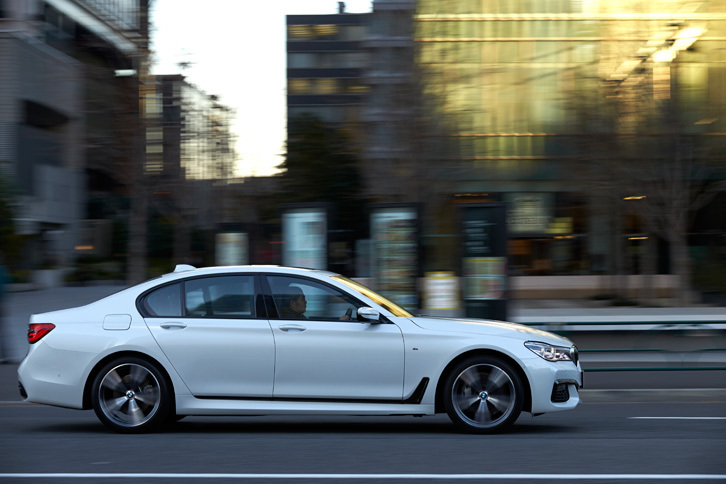 新型「7シリーズ」にはエアサスペンションが標準装備されており、高速走行時や「ドライビング・パフォーマンス・コントロール」で「スポーツ」モードを選択した際には、自動で車高が10mm下がり、走行安定性を高めるとともに空気抵抗を低減する。