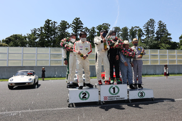 各レースの終了後は、コース上で暫定表彰が行われる。ドライバーにはグリッドレディーからレイが贈られ、ノンアルコールのスパークリングワインでシャンパンファイト。