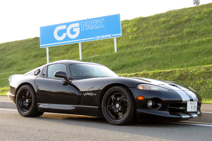 過日、さるイベントに参加するために訪れた富士スピードウェイにて。ここに来たら、webCG関係者はここで記念撮影しないとねえ。