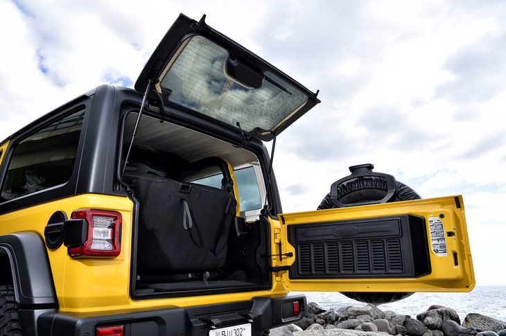 リアゲートは、スペアタイヤが設置される横開きのハッチ（下部）と、縦開きのガラスハッチ（上部）に分かれている。