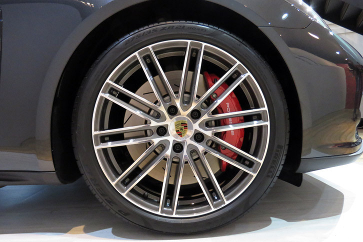 ポルシェ・パナメーラ ターボ（ホイールとタイヤ）