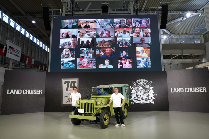 2021年8月1日に開催されたオンラインイベント「70th LAND CRUISER DAY」より、長らく「ランクル」の開発を主導してきたトヨタ自動車の小鑓貞嘉氏（右）と、氏の後を継いだ横尾貴己氏（左）。2人の間にあるのは、貴重な「トヨタジープBJ型」だ。
