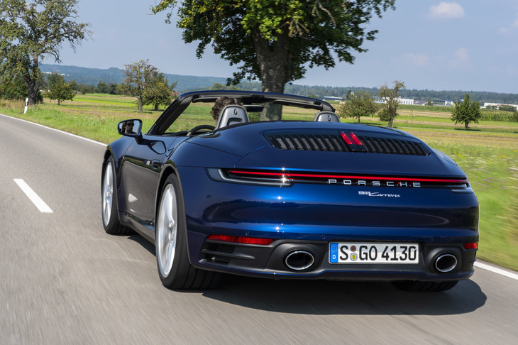 ハイマウントブレーキランプは、エンジンフードのスリットとの一体型構造。スリットは中央の2本のみが赤くなっている。