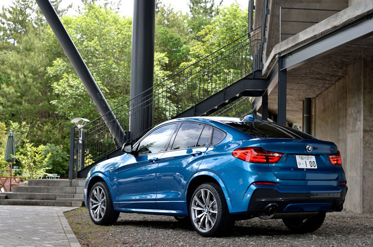 テスト車のボディーカラーは、「X4 M40i」の専用色となる「ロングビーチ・ブルー」。このほかに8色がラインナップされる。