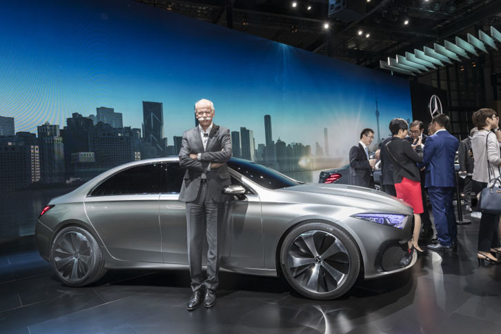 上海モーターショー2017でのメルセデス・ベンツ・ブース。「コンセプトAセダン」とダイムラー会長兼メルセデス・ベンツ・カーズ統括のディーター・ツェッチェ氏。