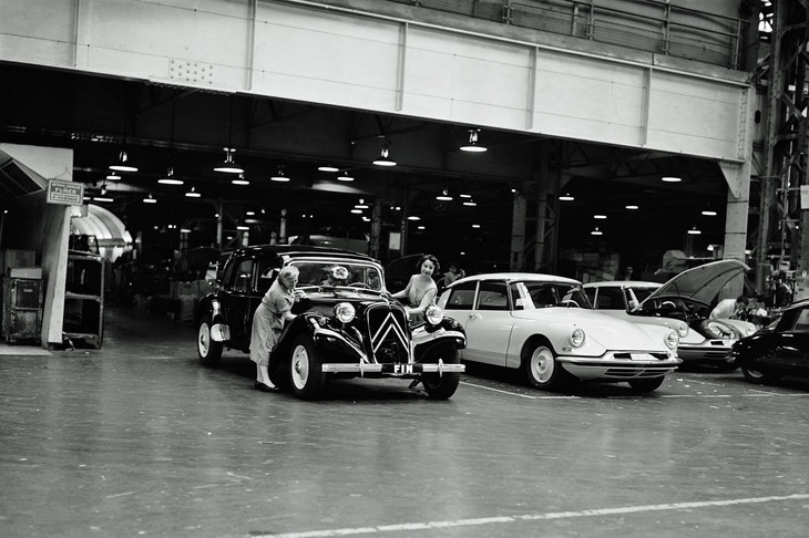 工場をラインオフする最後の「トラクシオン・アヴァン」。隣には、同じくFFの駆動方式を採用した後継モデル「DS」が並んでいる。