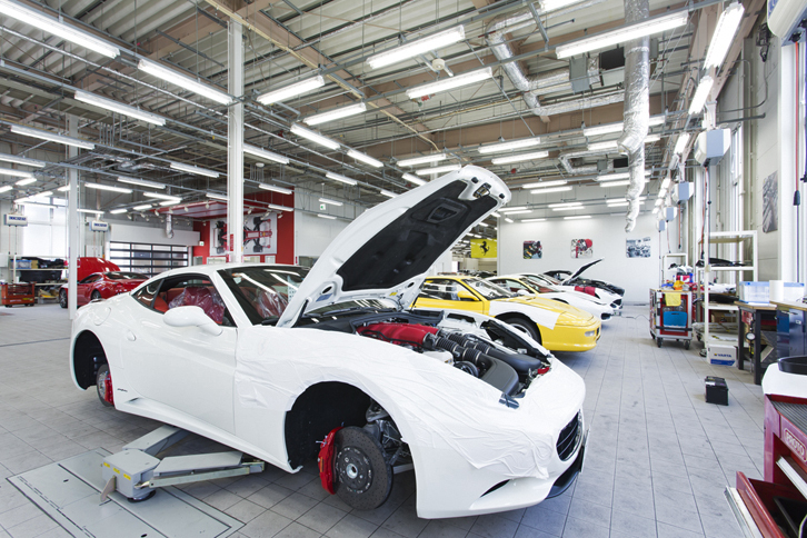 これまで、英国やイタリアの高級輸入車を扱ってきたコーンズ・モータース。そのサービスセンターには、メンテナンスを受ける各ブランドの車両がずらりと並ぶ。