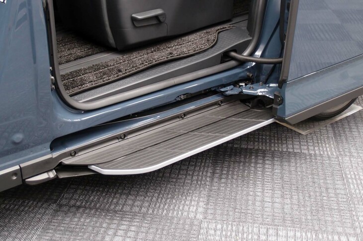 トヨタ・ヴォクシーS-Z＜7人乗り／ハイブリッド車＞（モーターを使わず“からくり”機構で展開・収納されるユニバーサルステップ）