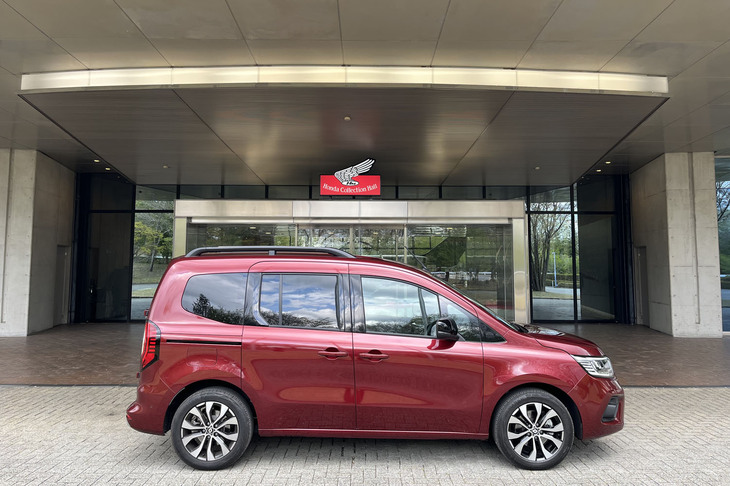 「カングー ヴァリエテ」は、フランス・ボルドーのぶどう畑を思わせるという「ルージュ カルマンM」の外板色が特徴。今回は編集部のある東京・恵比寿からモビリティリゾートもてぎまで、途中の寄り道を含め往復で約360kmを走行。車載の燃費計は7.6リッター/100km（約13.1km/リッター）を示していた。