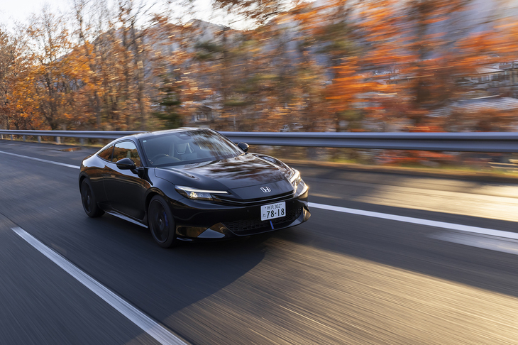 「シビック タイプR」譲りの足まわりはフロントがデュアルアクシスストラットでリアがマルチリンク。ZF製の電子制御式可変ダンパーを装備する。