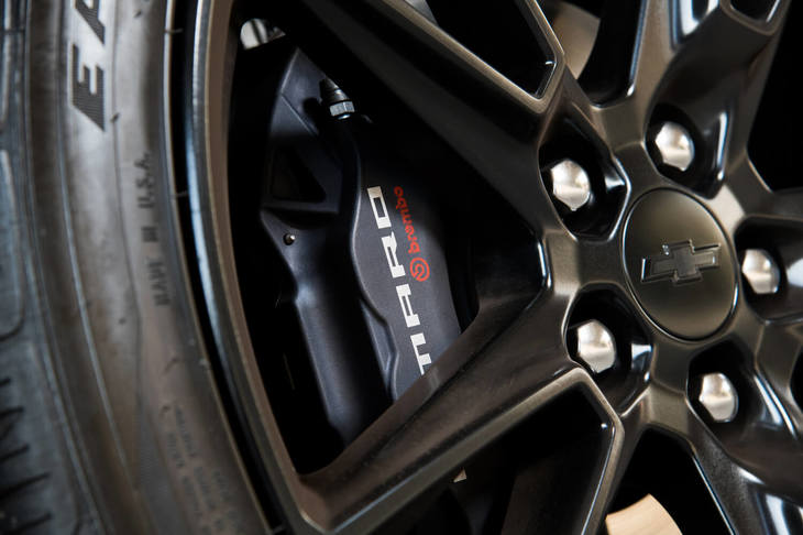 フロントに備わるブレンボ製ハイパフォーマンスブレーキシステムのキャリパー。V8モデルの「SS」では、リアのブレーキもブレンボ製となる。