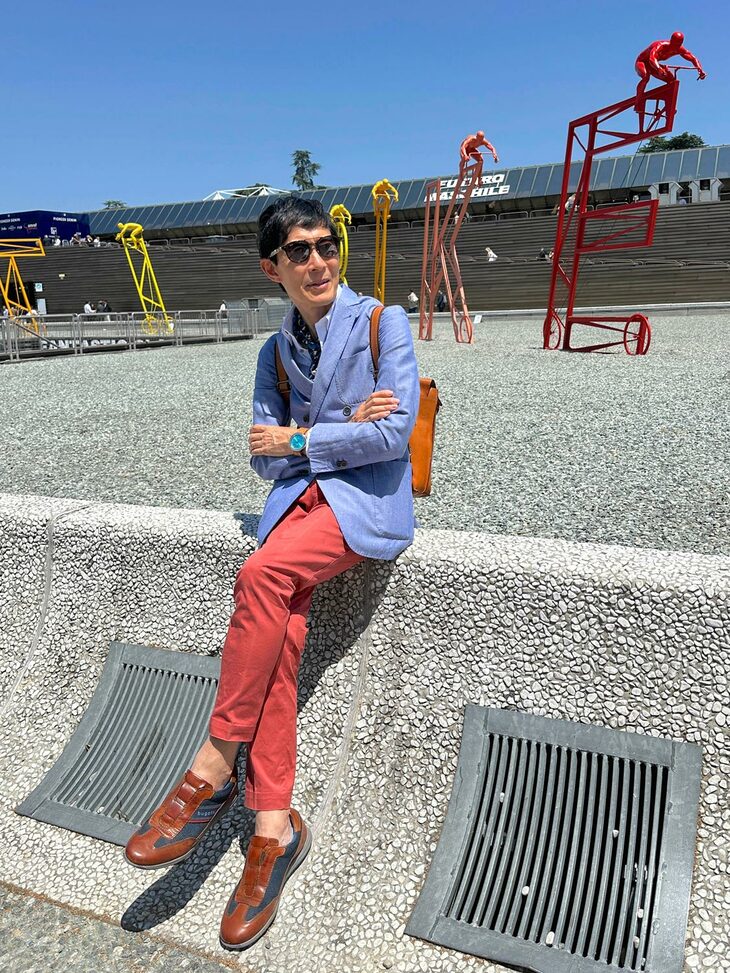 今回のテーマは「PITTI BIKES」。後方のオブジェも、自転車をイメージしたものである。気温35℃近くにもかかわらず、伊達（だて）の厚着を敢行する筆者。