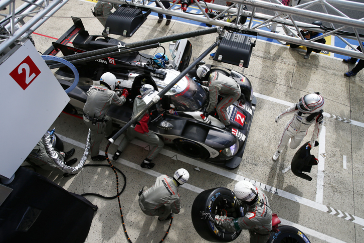 24時間にもおよぶレースとはいえ、ピットワークにはスピードが求められる。写真は、ポルシェのピットにおけるワンシーン。