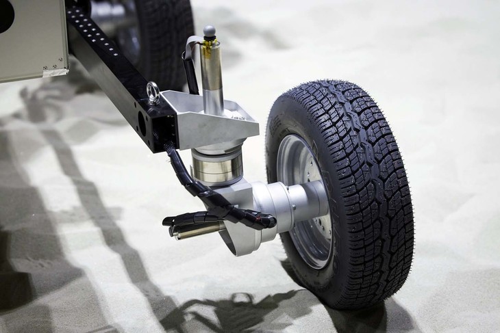 「e-4ORCE」の働きにより、通常であればタイヤが空転し沈み込んでしまうような砂地でも、そうした現象を大幅に抑えることができる。