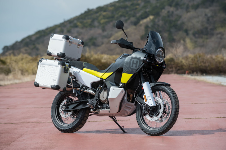 豊富な純正アクセサリーも「ノーデン901」の特徴。悪路走破性を高めるサスキットに加え、各種プロテクターや、キャリアケース、ウインドシールドスポイラーなども用意される。