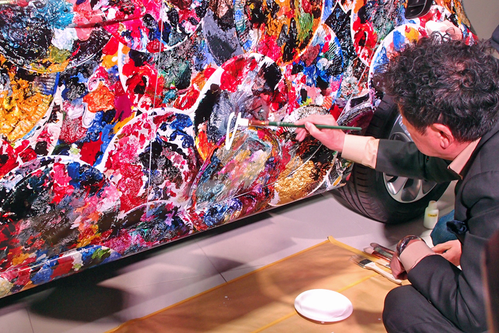 レセプションのハイライト。アートカー制作の仕上げとして、横尾忠則氏がボディーにサインを書き入れた。