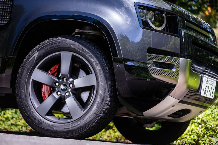 20インチの「スタイル5098」と呼ばれる5スポークデザインのホイールから顔をのぞかせるオレンジのブレーキキャリパーは、「X」グレードの専用アイテム。タイヤは255/60R20サイズの「グッドイヤー・ラングラー オールテレインアドベンチャー」が装着されていた。