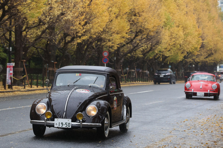 1950年「フォルクスワーゲン・ヘブミューラー カブリオレ」と1963年「ポルシェ356B スーパー90」。