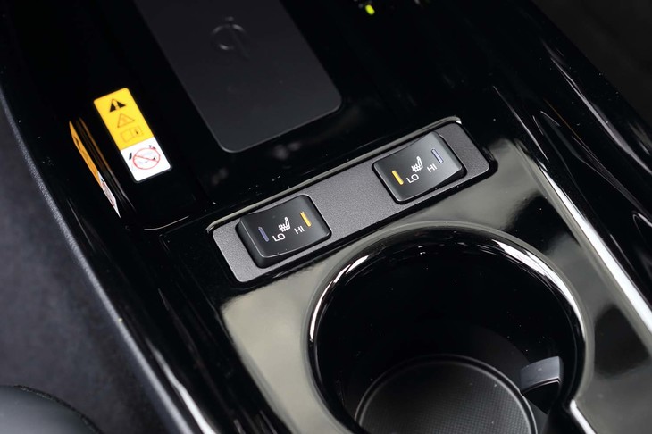 「A“ツーリングセレクション”」では前席のシートヒーターが標準。今回のマイナーチェンジを機に、さらに上級のグレードではベンチレーション機能も標準化されている。