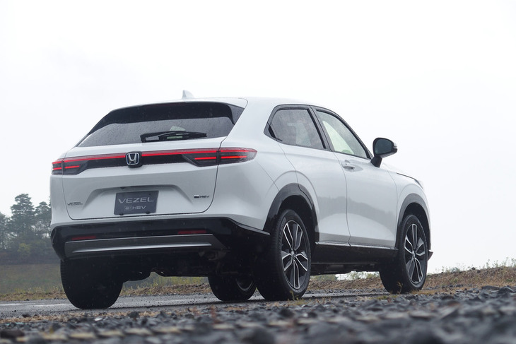 ホンダ・ヴェゼルe：HEV Z（リアビュー）