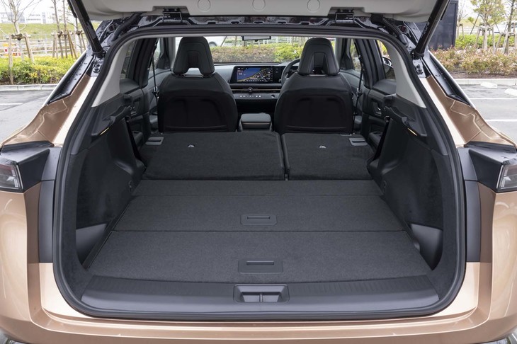 荷室の最大幅は1387mmで、荷室長は後席使用時が973mmで、後席の背もたれを倒したときが1901mm（写真）。