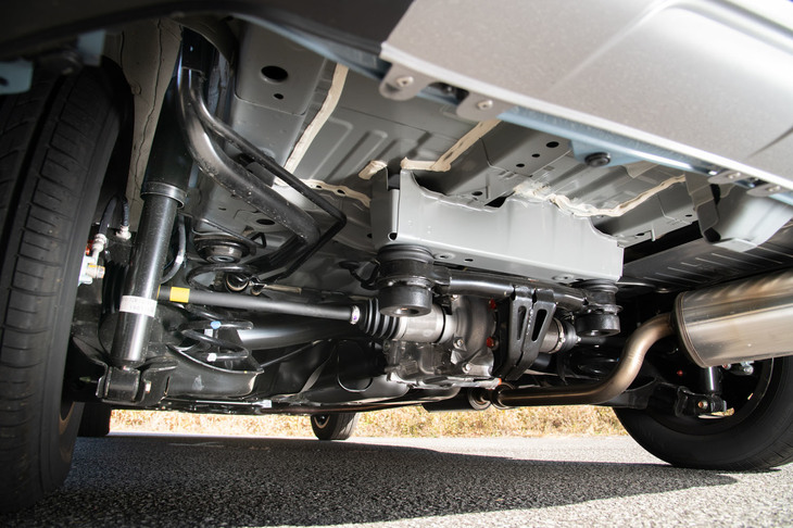 4WD車のリアの足まわり。FF車と同じトーションビーム式のサスペンションに、リアデファレンシャルとドライブシャフトを追加したものとなっている。