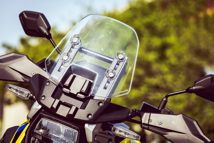 3段階で高さ調整が可能なウインドスクリーンは、「Vストローム1050」より80mm短く、両サイドを内側に絞り込んだデザインとなっている。これは、ライダーが前寄りのポジションをとった際、ヘルメットとスクリーンが抵触しにくくするための工夫で、スタンディングポジションでの視認性向上に寄与する。