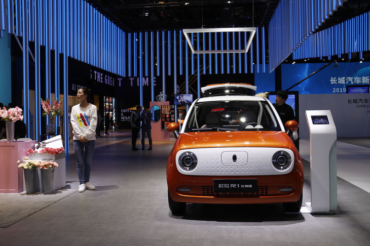 長城のEV向け新ブランドがオーラ。今回はシティーカー「R1」の「女神版」を展示した。