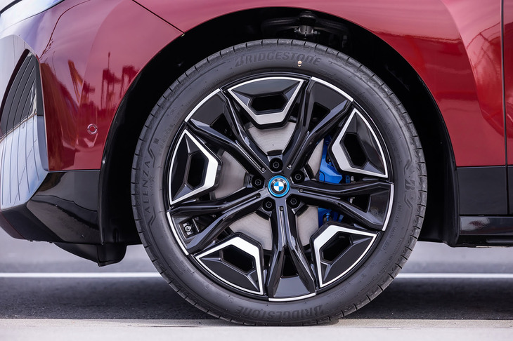 今回の試乗車両に装着されていた22インチサイズの「エアロダイナミックホイール1020」は、オプションとなるアイテム。これに275/40R22サイズの「ブリヂストン・アレンザ001」タイヤを組み合わせていた。