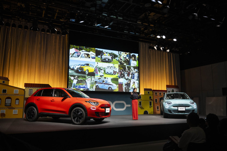 「フィアット600e」発表イベントでブランドプレゼンテーションを行ったステランティス ジャパン ブランドマネージャーの熊崎陽子氏。