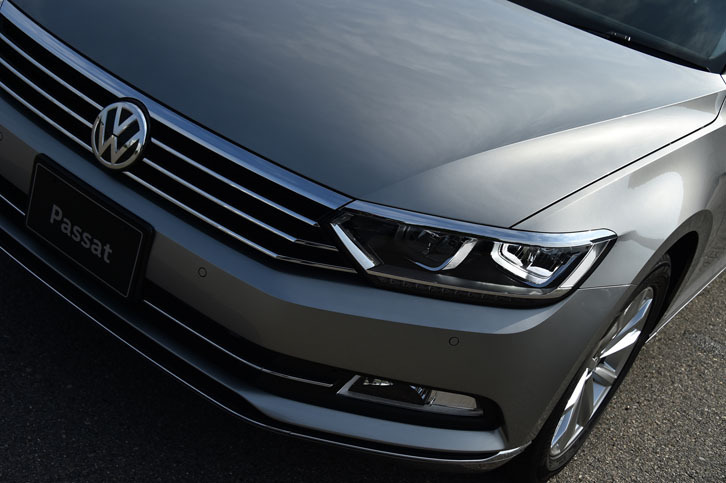 「TSIエレガンスライン」のフロントまわり。標準装備のLEDヘッドランプが精悍（せいかん）な印象を与える。